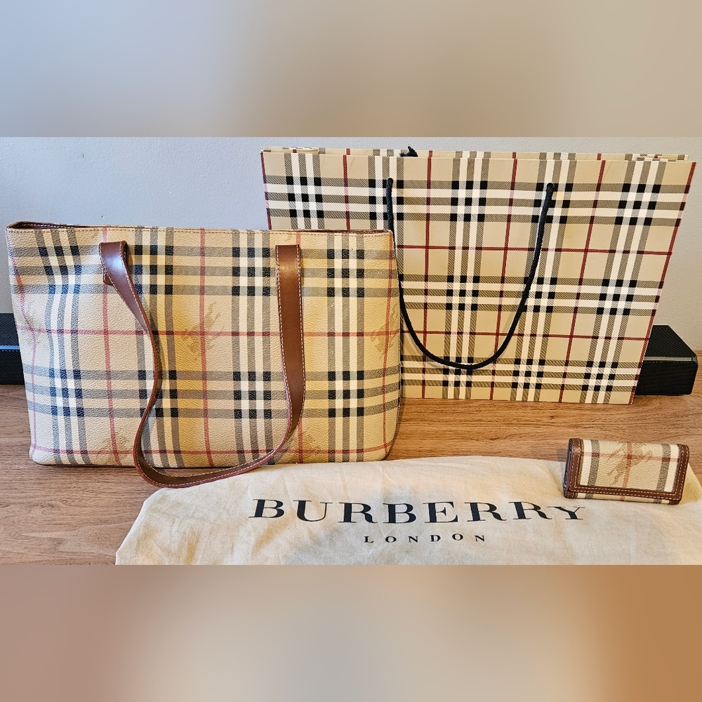*MINT CONDITION* Vintage Burberry Haymarket Tote w/ free key fob & bag